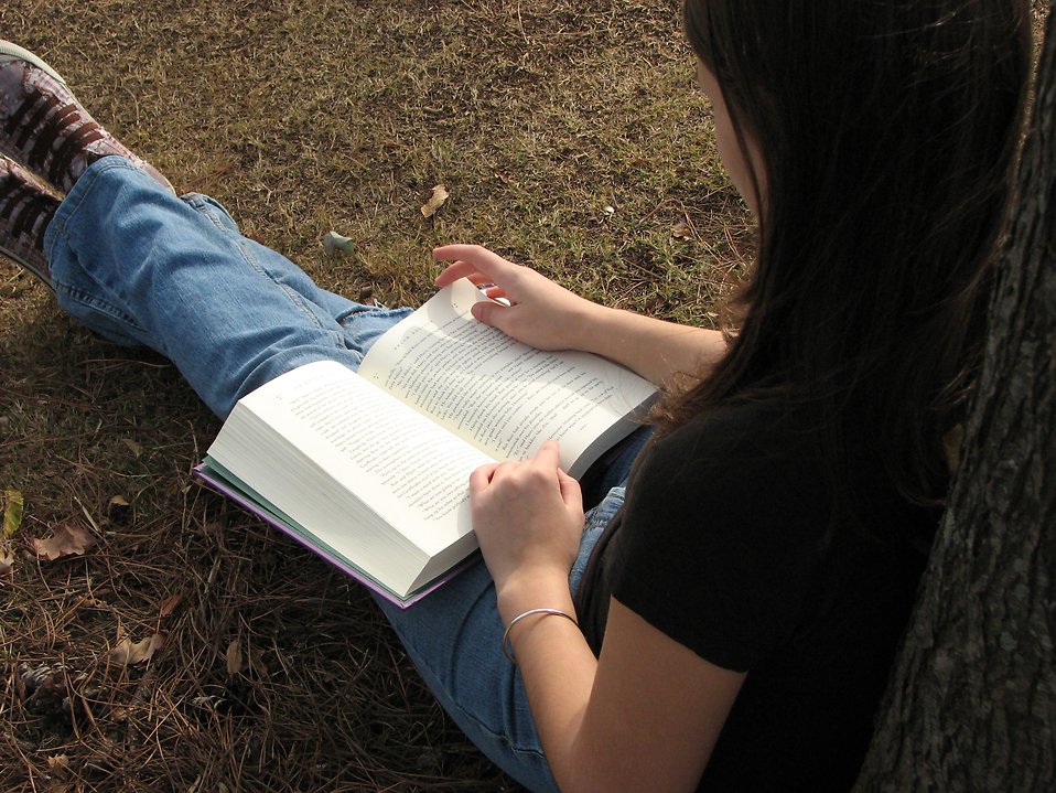 Teenage girl reading a book : Free Stock Photo