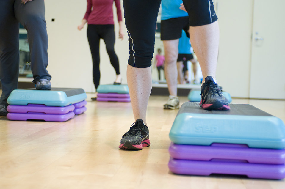 Men and women performing aerobic exercises : Free Stock Photo