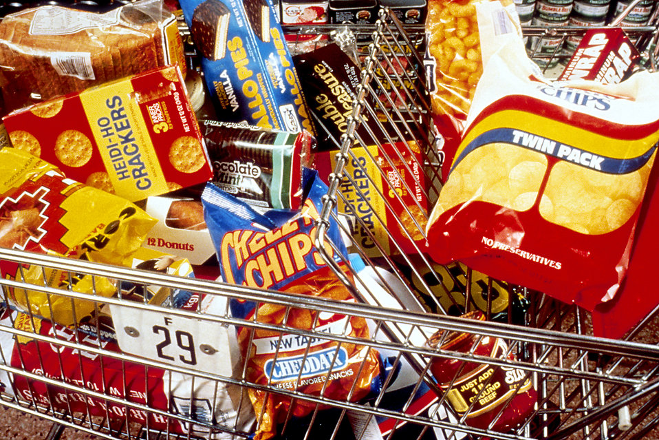 Unhealthy snacks ina shopping cart : Free Stock Photo