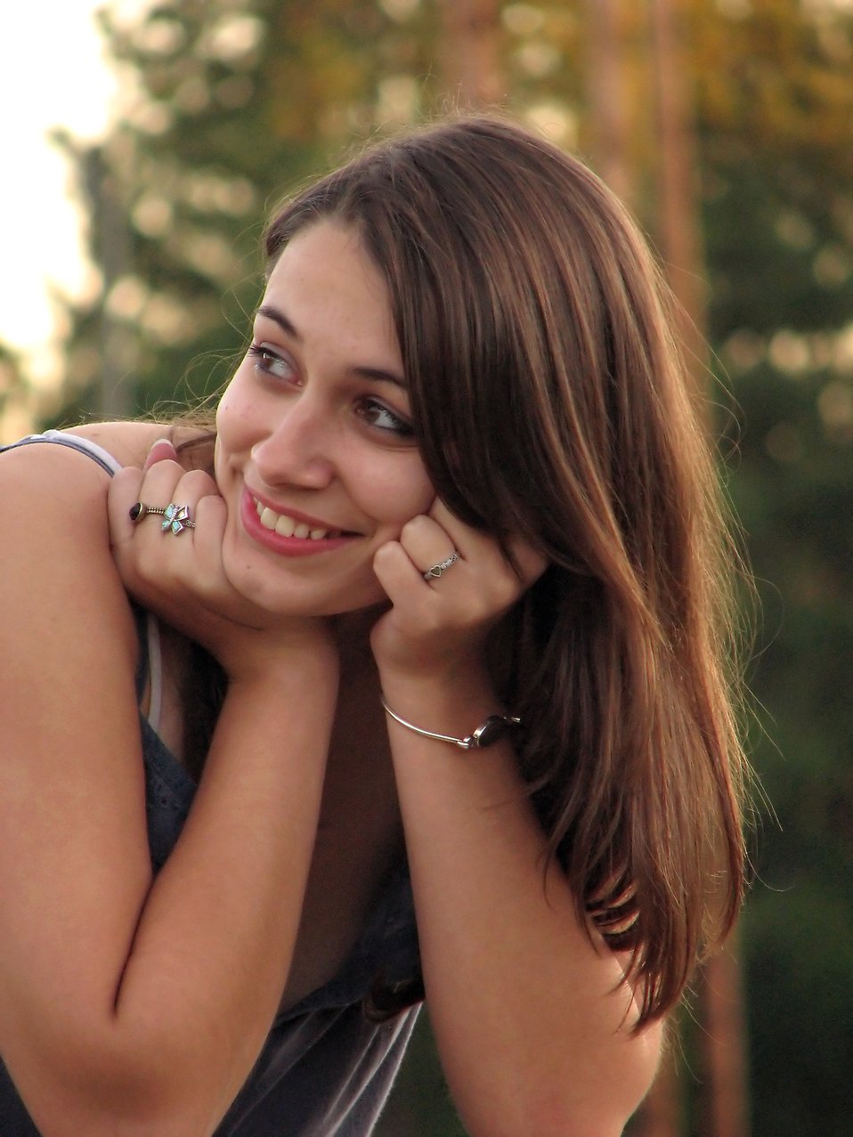 Close-up portrait of  a beautiful teen girl : Free Stock Photo