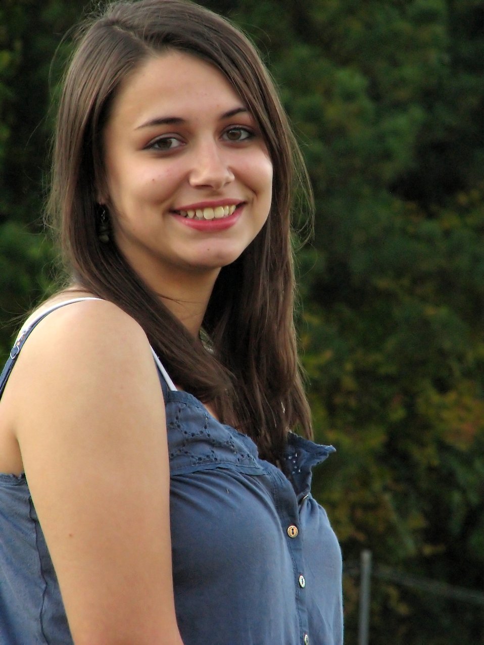 Outdoor portrait of a beautiful teen girl : Free Stock Photo