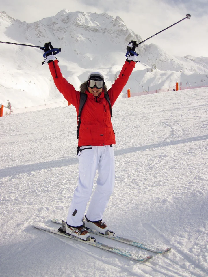 A woman snow skiing : Free Stock Photo