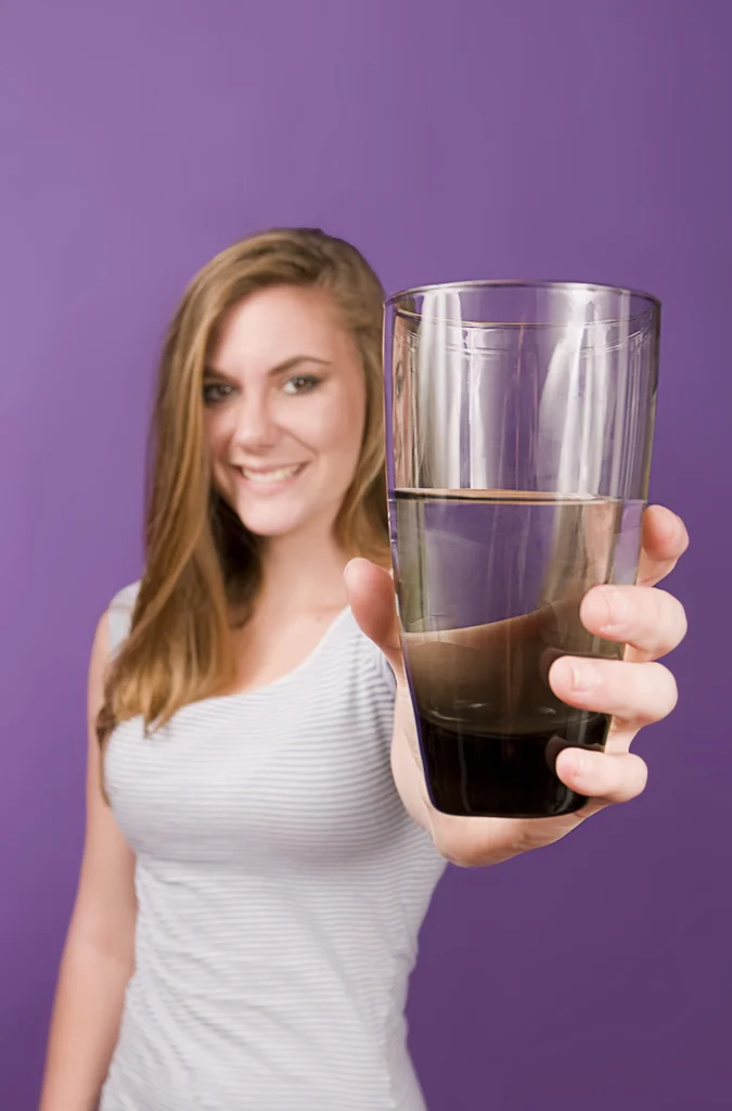 A young woman holding a glass of water : Free Stock Photo