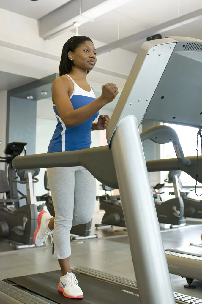 A woman running on a treadmill : Free Stock Photo