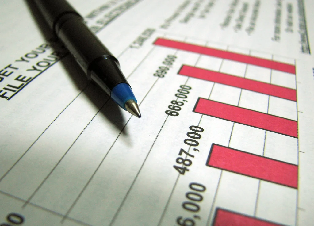 Closeup of a tax income graph and pen : Free Stock Photo