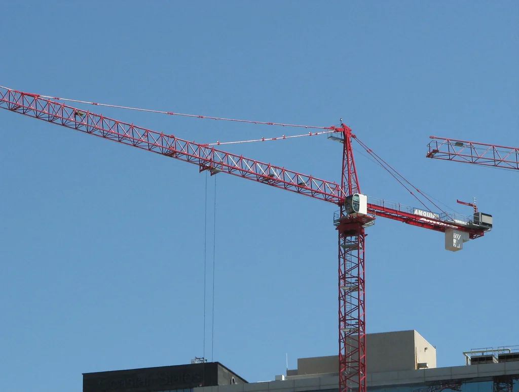 Construction cranes : Free Stock Photo