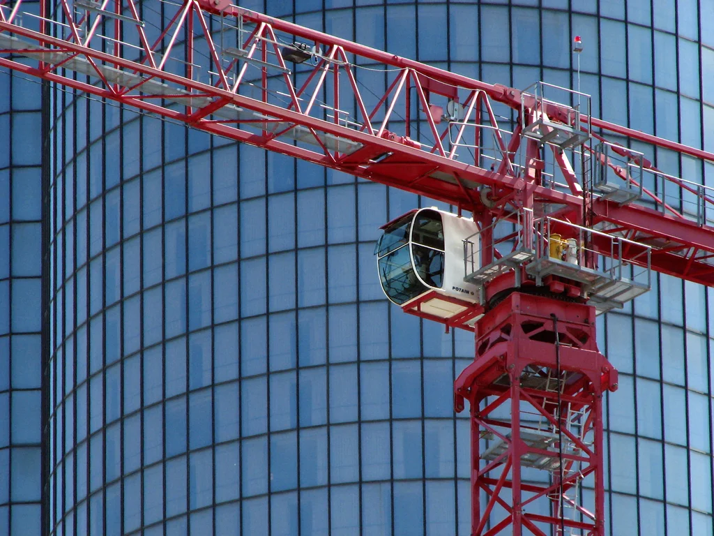 Red construction crane : Free Stock Photo