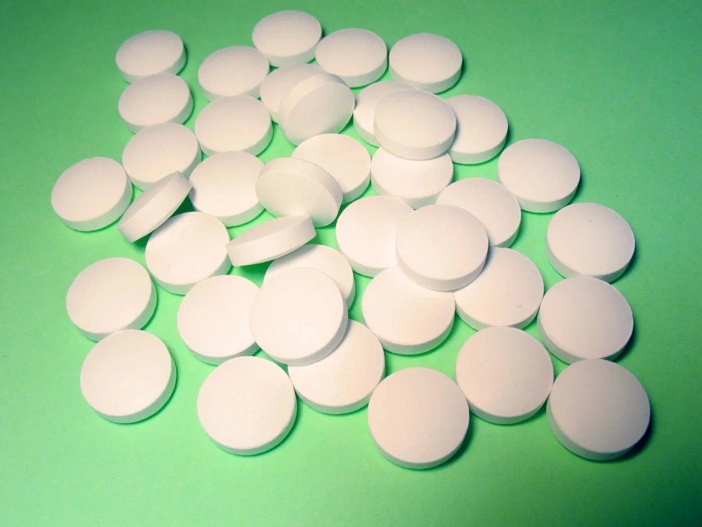 Round, biconvex white tablets : Free Stock Photo