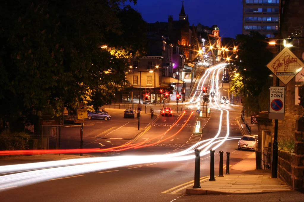 Traffic lights at night in a city : Free Stock Photo