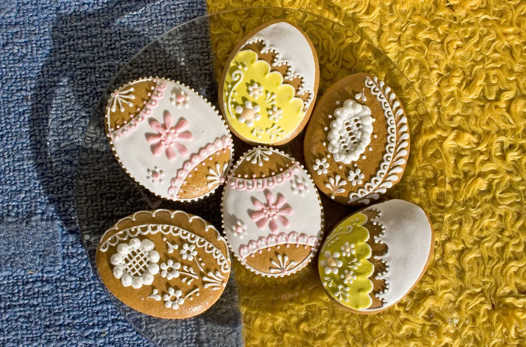Painted easter eggs in a bowl : Free Stock Photo