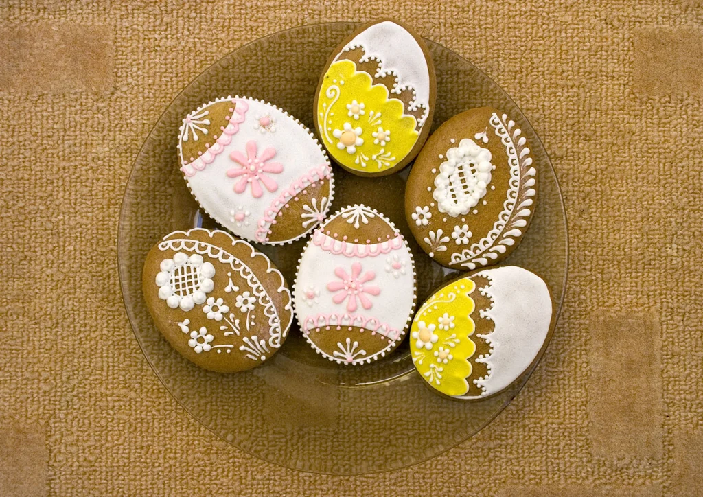 Painted easter eggs in a bowl : Free Stock Photo