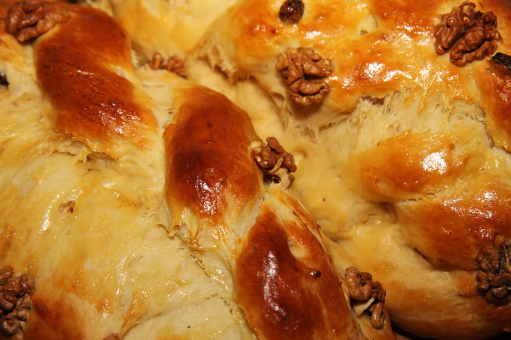 Close-up of a sweet pastry with walnuts : Free Stock Photo